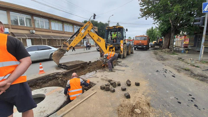 В Ужгороді на Капушанській під шаром асфальту виявили бруківку