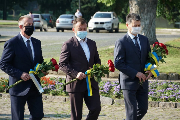 Із нагоди Дня Конституції в Ужгороді поклали квіти до пам’ятника Тарасу Шевченку