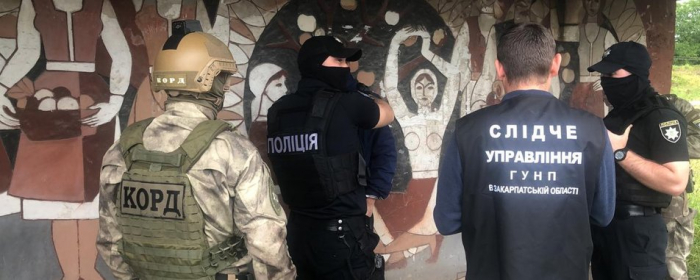 Вимагали гроші у підприємців: на Тячівщині поліція затримала двох людей
