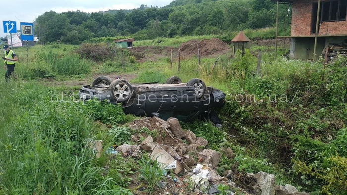 У Мукачеві легковик вилетів у кювет і перекинувся