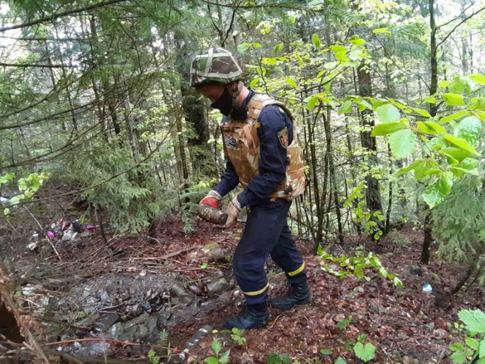Ремонтники дороги на Торунському перевалі випадково натрапили на міну