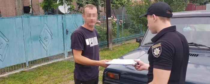 Підозрюваних у пошкодженні автівок таксі у Мукачеві затримали закарпатські поліцейські
