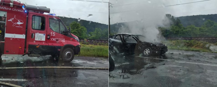 Одне авто горіло, інше опинилось у кюветі. На Ужгородщині сталася ДТП
