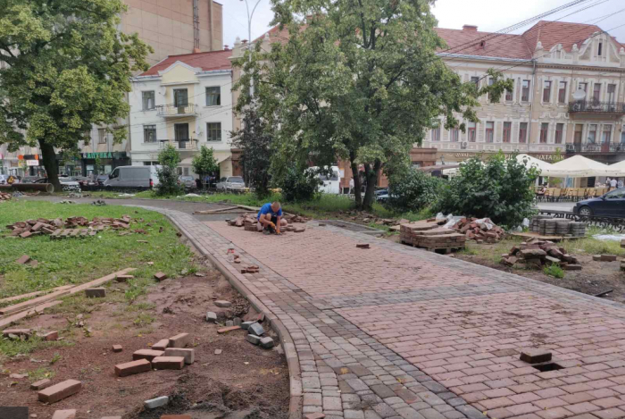 Ремонт зеленої зони площі Петефі триває. Чи далеко до завершення? ФОТО 