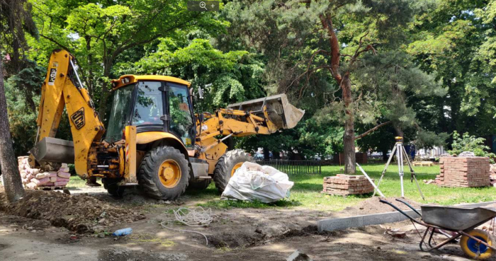 В Ужгороді триває ремонт зеленої зони площі Петефі ФОТО