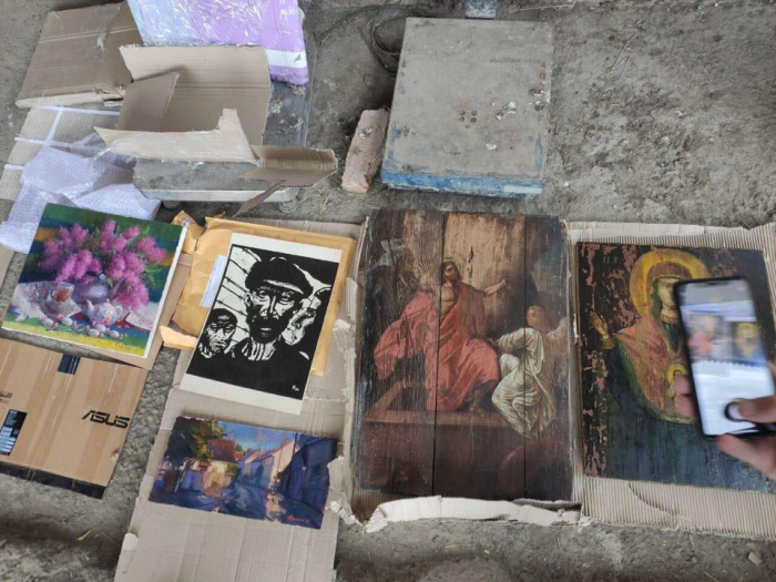 Закарпатські митники не дали вивезти в Євросоюз старовинні ікони та картини