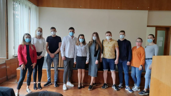 При +30 градусів у повній амуніції проти COVID-19 не лише викладачі, а й студенти-медики УжНУ