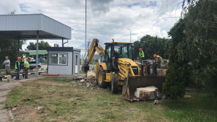 Сталося! У пункті пропуску «Тиса» таки розпочали будівництво туалету!