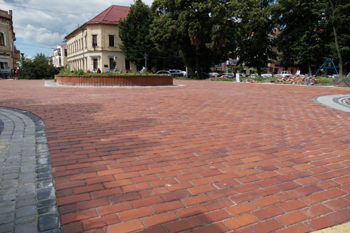 В Ужгороді продовжують капітальні ремонти зеленої зони та покриття на площі Шандора Петефі
