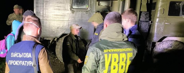 Прикордонник хотів за тисячу доларів "злити" інформацію контрабандистам
