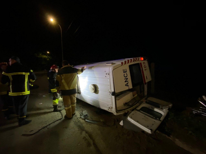 Стали відомі деталі нічної ДТП в Ужгороді: травмовані 4 працівники швидкої і водій BMW