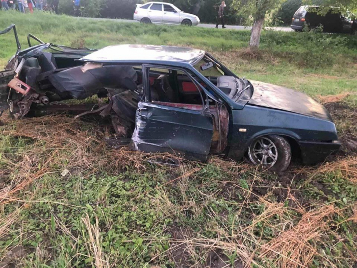 Унаслідок ДТП на Закарпатті розтрощене авто опинилося на узбіччі (ФОТО)