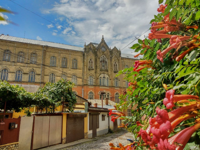 25 фотолокацій Ужгорода, де зробите гарні селфі. Поради від п’яти дівчат