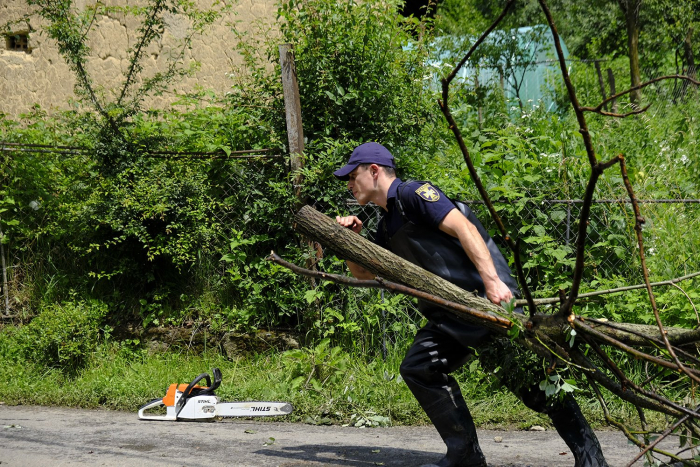 На Свалявщині рятувальники та комунальні служби ліквідовують наслідки негоди (ФОТО, ВІДЕО)