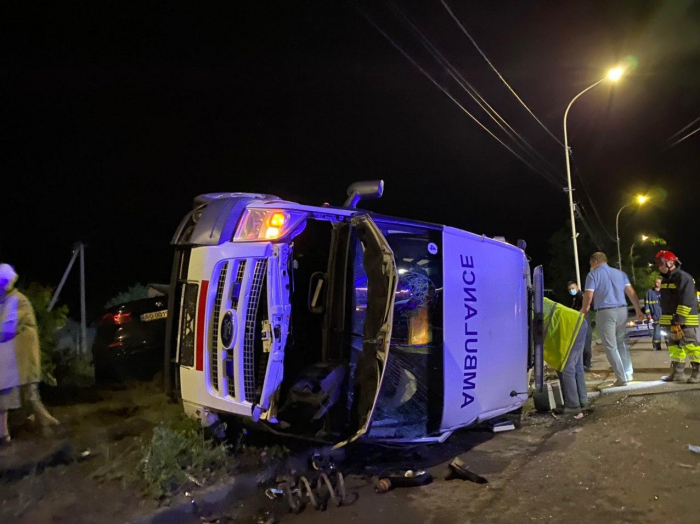 Автотроща в Ужгороді: BMW влетіла у карету швидкої – 5 потерпілих (ФОТО, ВІДЕО)