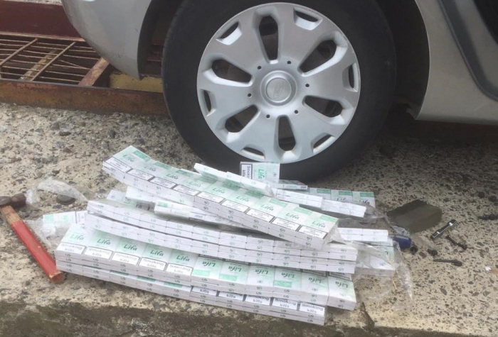 Стара схема не пройшла: закарпатка залишила автівку на кордоні через цигарки (ФОТО)