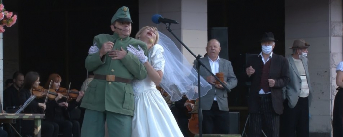 Вистава "Швендяє Ужгородом Швейк" відбулася на площі перед драмтеатром
