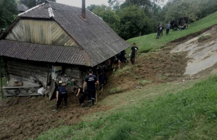 Зсув ґрунту на Міжгірщині. Рятувальники показали наслідки негоди (ФОТО)