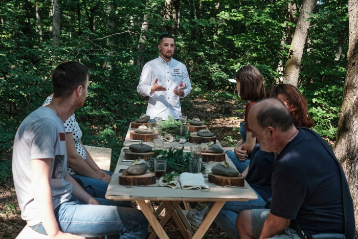 Вечеря в лісі: новий погляд на закарпатську локальну кухню від шефа Роберта Травницького