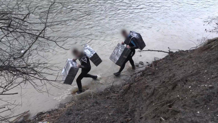 Як тютюнові "контрабандисти-бобри" на Закарпатті переправляють товар (ВІДЕО)