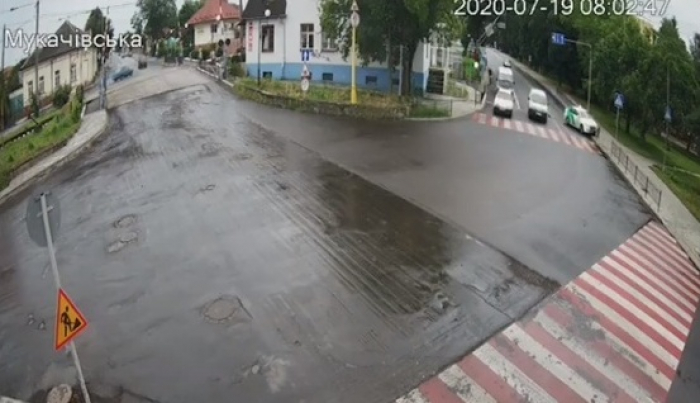 В Ужгороді водій таксі, намагаючись уникнути зіткнення, зніс металеву огорожу та втік (ВІДЕО)