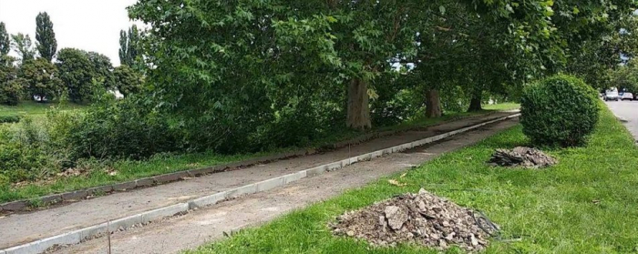В Ужгороді на Слов’янській набережній  облаштовують велодоріжку (ВІДЕО)