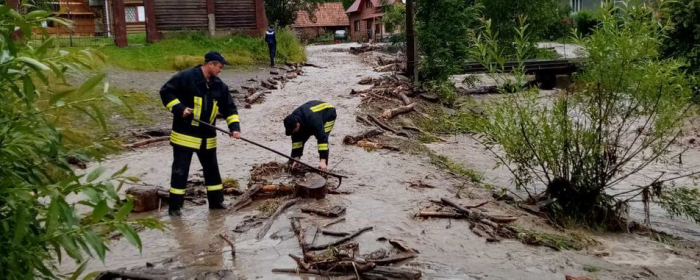 Підтоплення на Закарпатті: рятувальники ліквідовують наслідки негоди