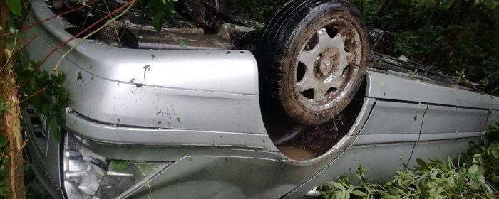 Не обрав безпечної швидкості: на Закарпатті автомобіль вилетів у кювет та перекинувся на дах
