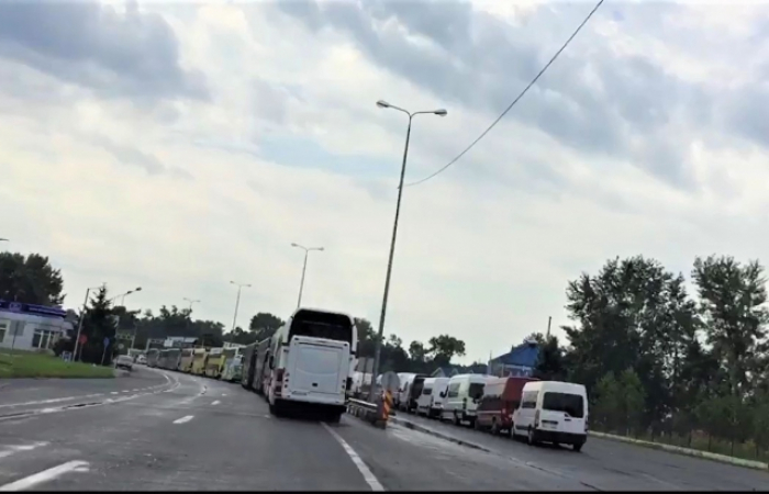 На угорському кордоні Закарпаття утворилася черга на кілька кілометрів (ВІДЕО)