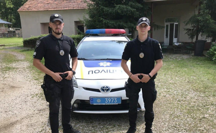 Закарпатські полісмени допомогли водію, у якого стався епілептичний напад