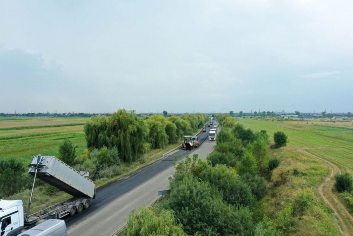 У селі на Ужгородщині влаштовують вирівнюючий шар асфальтобетону