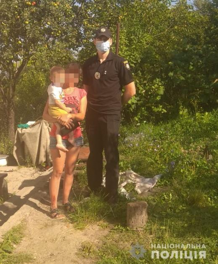 Закарпатські поліцейські розшукали 2-річного хлопчика, який заблукав вночі