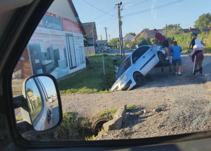 Нічна ДТП на Мукачівщині: легковик влетів у вантажівку (ФОТО)