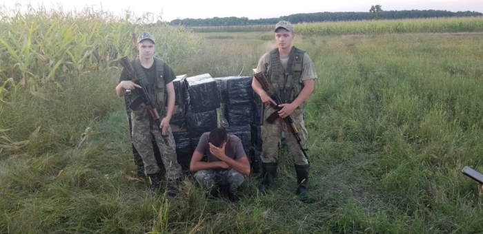 На Закарпатті за добу прикордонники виявили 49 ящиків сигарет та затримали 6 контрабандистів