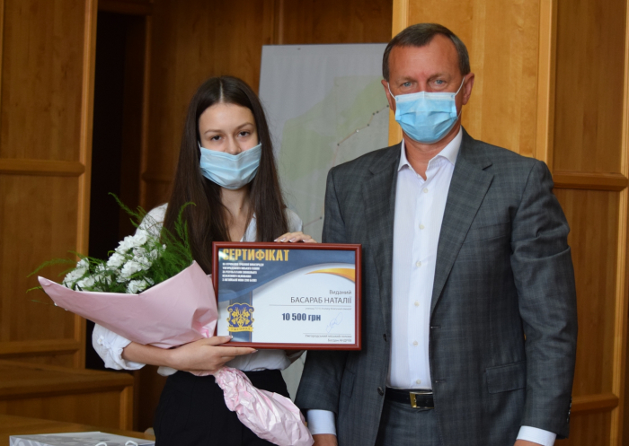Ще одна ужгородська випускниця-двохсотбальниця отримала 10,5 тисяч премії від міської ради