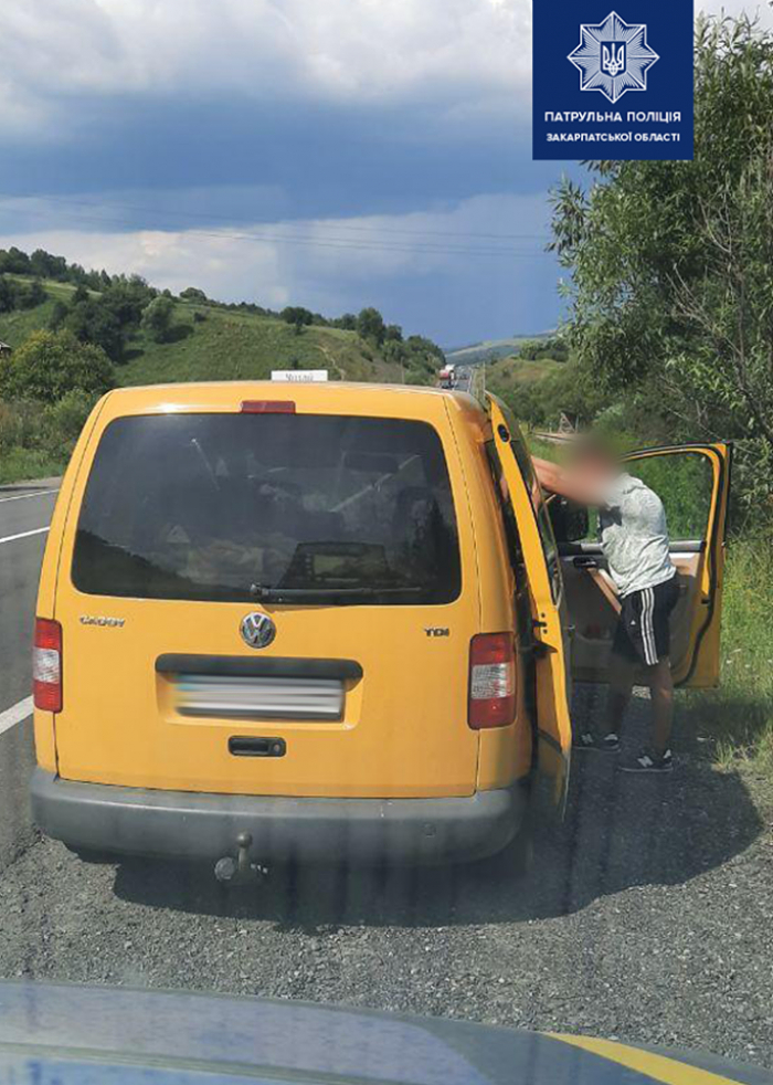 На Закарпатті патрульні "не повелися" на хабар від нетверезого водія