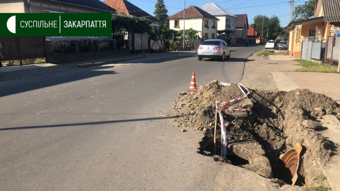 Замінити старі труби, а далі робити ремонт траси просять жителі села Довге на Іршавщині
