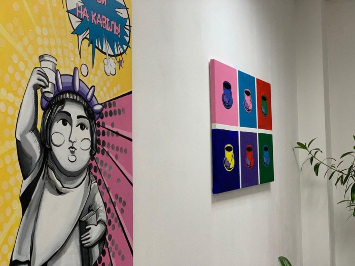 В ужгородській кондитерській волонтери зробили ремонт, створили картини і провели розважальну програму