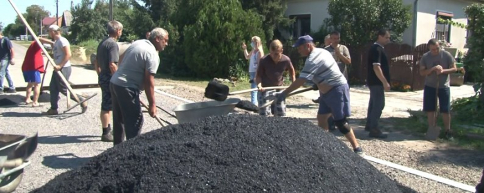 Дороги ремонтують самі і за свої гроші жителі Великої Доброні на Ужгородщині