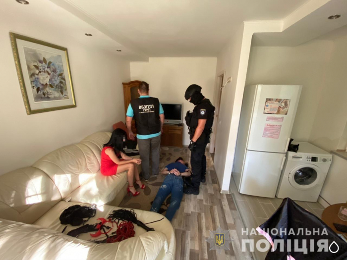 На Закарпатті затримали шантажерів, які змушували потерпілих поширювати пікантні відео