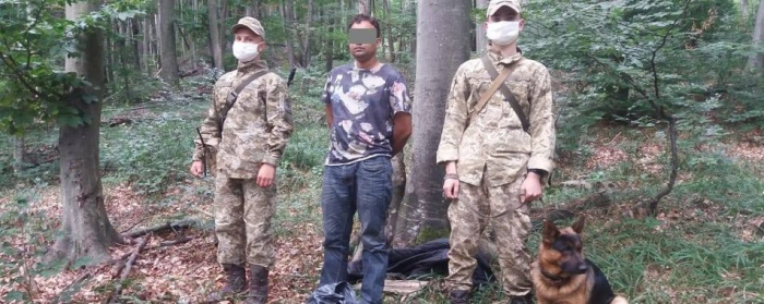 Прямував до Словаччини: іноземця без документів затримали на Закарпатті