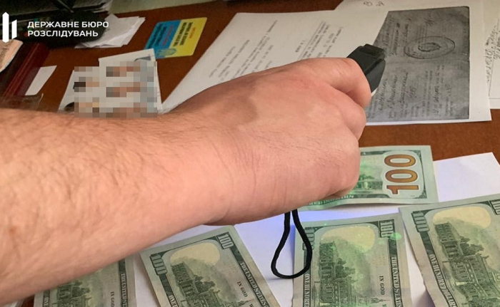 Одного з керівників Тячівського РВ ГУ ДМС затримали на хабарі: "пришвидшував" отримання паспортів