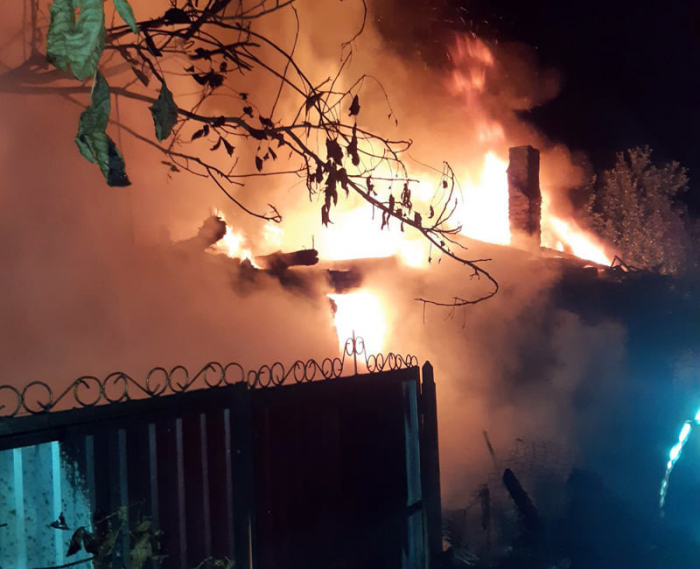 На Закарпатті горів житловий будинок – пожежу ліквідували 7 годин (ФОТО)
