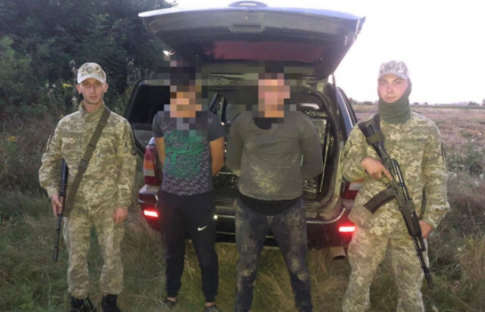 На Закарпатті затримали чоловіків з авто набитим сигаретами (ФОТО)