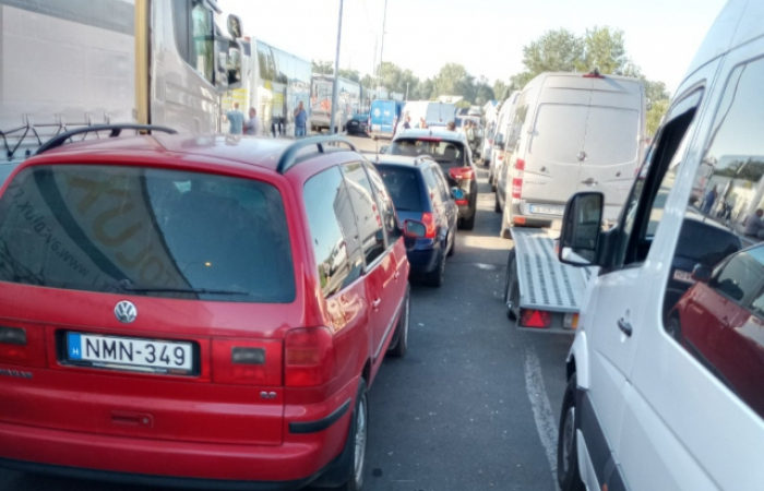 В очікуванні майже 500 авто: ситуація на угорському кордоні в Закарпатті залишається напруженою