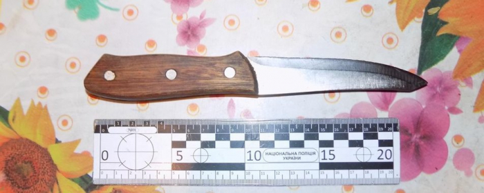 Погрожував ножем: на Закарпатті затримали чоловіка, який пограбував пенсіонерку
