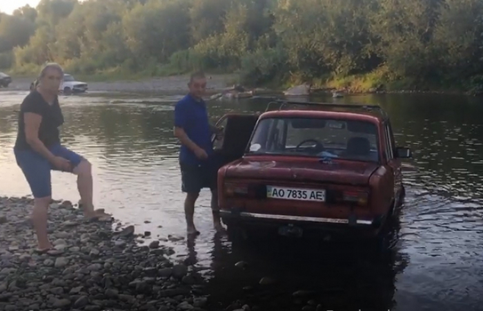 Закарпатці вирішили помити авто просто в... річці