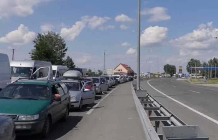 Більше 450 авто: На КПП "Тиса", "Лужанка" та "Дякове" знову величезні черги