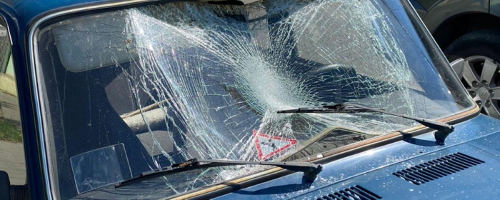 В Ужгороді чоловік розтрощив лобове скло на семи автомобілях