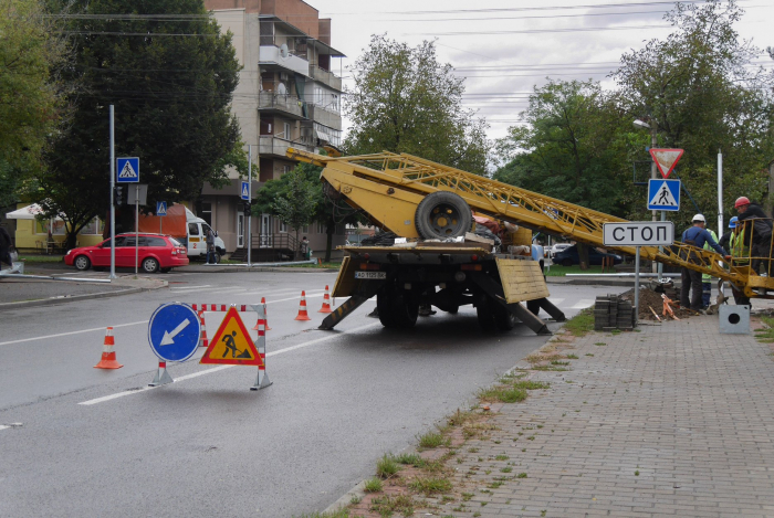 В Ужгороді встановлюють новий світлофор